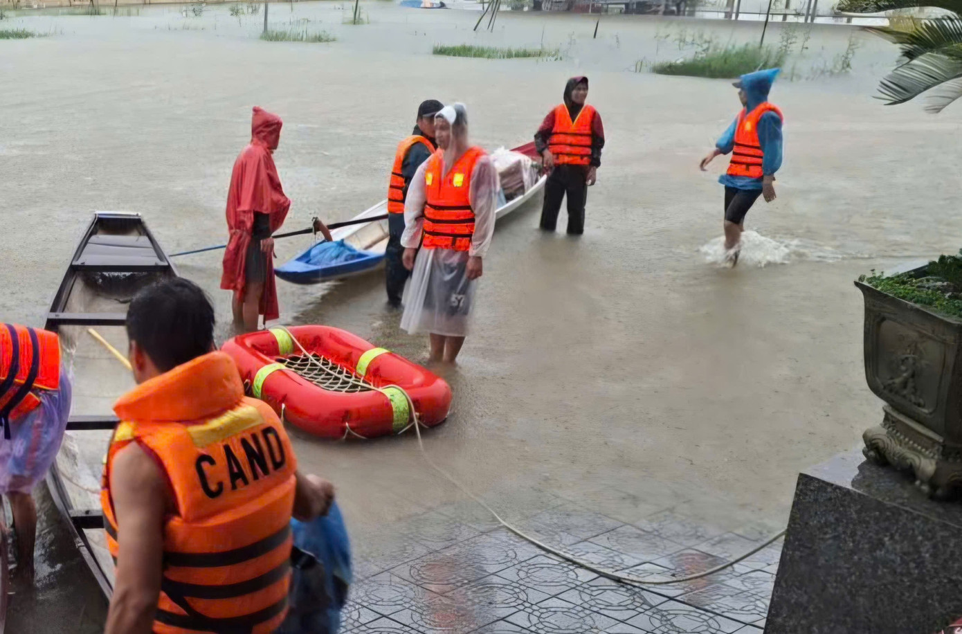 6 người đi cứu trợ bị lật ghe giữa mưa lũ tại Huế - Ảnh 1. 6 người đi cứu trợ bị lật ghe giữa mưa lũ tại Huế - Ảnh 1.