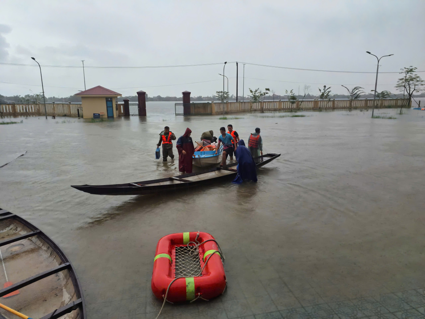 6 người đi cứu trợ bị lật ghe giữa mưa lũ tại Huế - Ảnh 2. 6 người đi cứu trợ bị lật ghe giữa mưa lũ tại Huế - Ảnh 2.