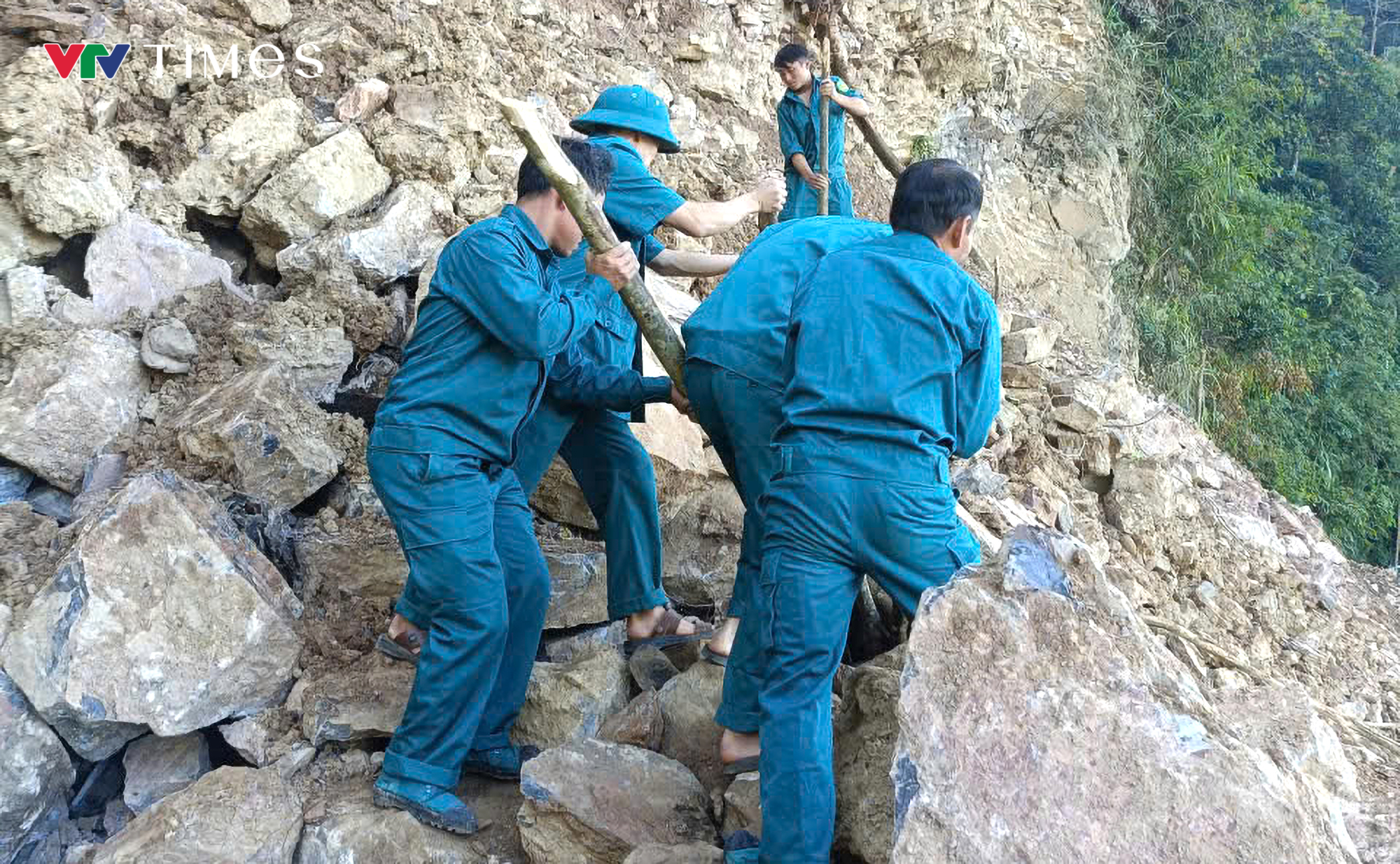 Nghệ An: Thông đường vào 6 bản làng bị chia cắt do sạt lở - Ảnh 3. Nghệ An: Thông đường vào 6 bản làng bị chia cắt do sạt lở - Ảnh 2.