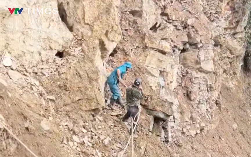 Do đường bị sạt lở đã khiến 6 bản của xã Mường Lống bị cô lập trong nhiều ngày. Ảnh: Phan Ngọc. Do đường bị sạt lở đã khiến 6 bản của xã Mường Lống bị cô lập trong nhiều ngày. Ảnh: Phan Ngọc.