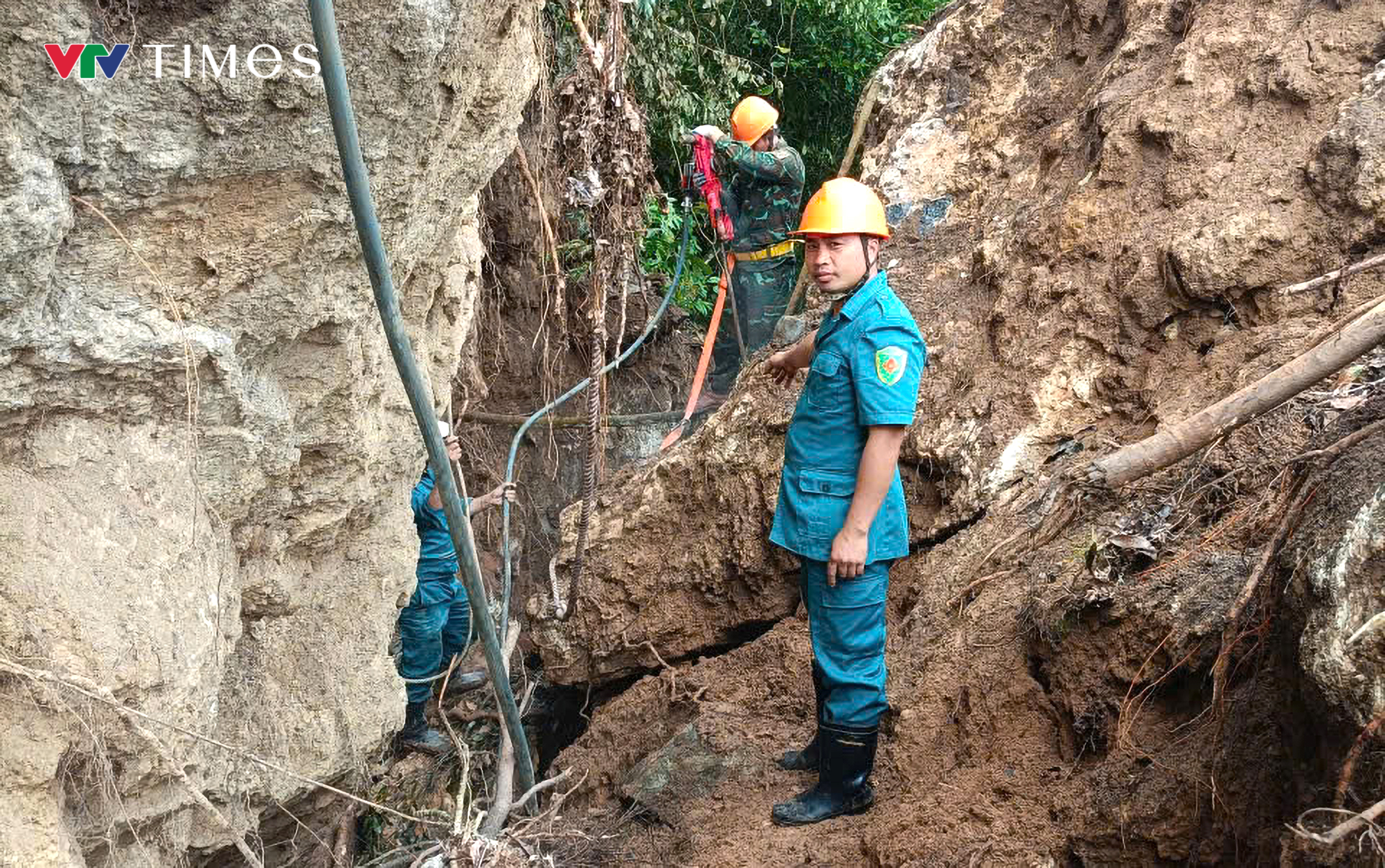 Nghệ An: Thông đường vào 6 bản làng bị chia cắt do sạt lở - Ảnh 2. Nghệ An: Thông đường vào 6 bản làng bị chia cắt do sạt lở - Ảnh 1.