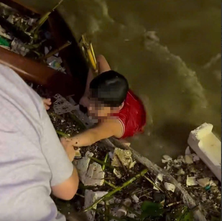 Bé trai trôi dạt giữa sông Hàn trong đêm: Người nhà phát hiện ra nhờ đoạn livestream - Ảnh 1. Bé trai trôi dạt giữa sông Hàn trong đêm: Người nhà phát hiện ra nhờ đoạn livestream - Ảnh 1.