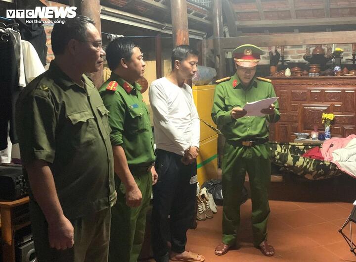 ‘Ma men’ lái ô tô tông xe, tát tài xế taxi, bóp cổ hành khách rồi bỏ chạy - Ảnh 1. ‘Ma men’ lái ô tô tông xe, tát tài xế taxi, bóp cổ hành khách rồi bỏ chạy - Ảnh 1.