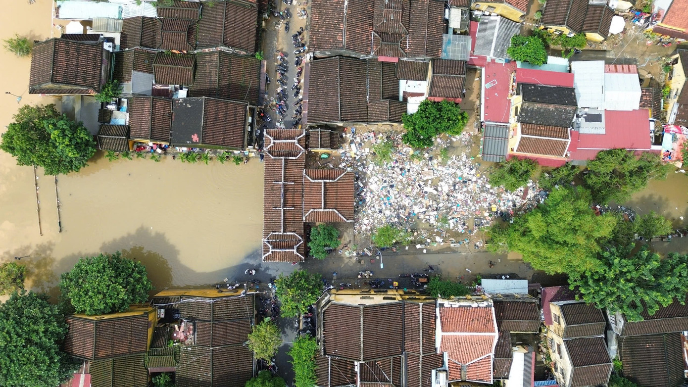 Không thể nhận ra Hội An sau trận lũ dữ - Ảnh 11. Không thể nhận ra Hội An sau trận lũ dữ - Ảnh 11.