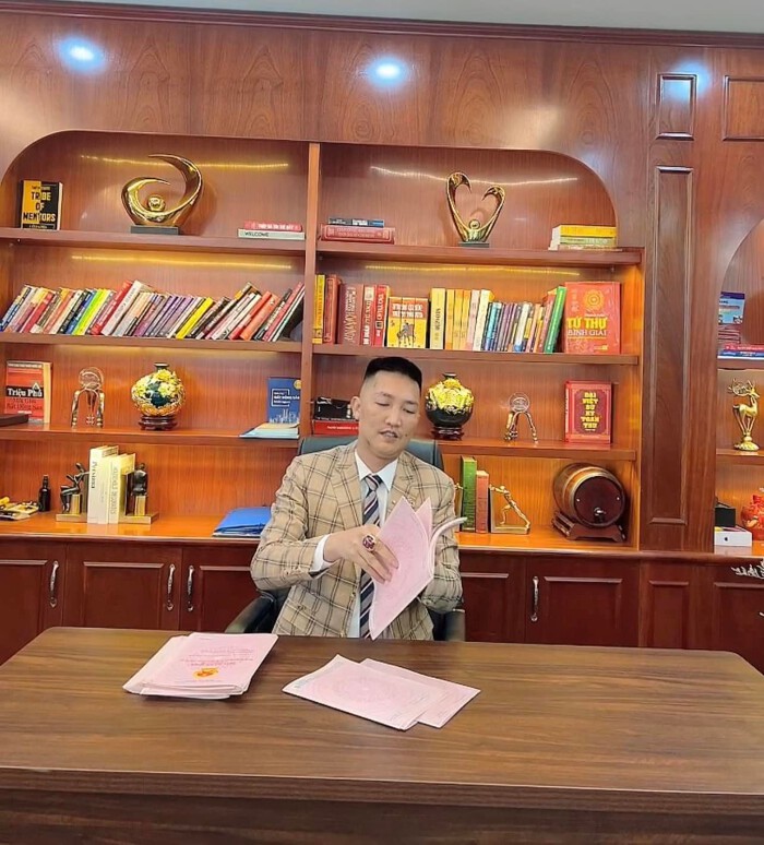 Bất ngờ, Huấn Hoa Hồng là Chủ tịch một công ty bất động sản với slogan nổi tiếng “có làm thì mới có ăn” - Ảnh 2. Ngoài bán hàng online, Huấn Hoa Hồng từng lấn sân mở công ty bất động sản nhưng ít người biết tới   - Ảnh 2.