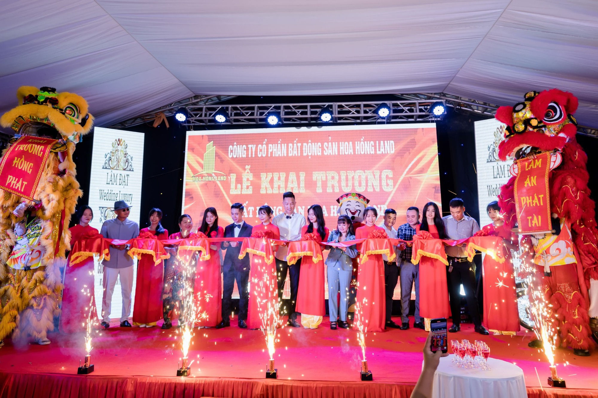 Bất ngờ, Huấn Hoa Hồng là Chủ tịch một công ty bất động sản với slogan nổi tiếng “có làm thì mới có ăn” - Ảnh 1. Ngoài bán hàng online, Huấn Hoa Hồng từng lấn sân mở công ty bất động sản nhưng ít người biết tới   - Ảnh 1.