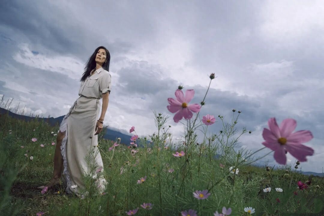 "Nàng dâu nhà Givenchy" phiên bản trung niên mới: 52 tuổi "khởi động" lại đời mình và bùng nổ thành siêu mẫu hạng A - Ảnh 1. "Nàng dâu nhà Givenchy" phiên bản trung niên mới: 52 tuổi "khởi động" lại đời mình và bùng nổ thành siêu mẫu hạng A - Ảnh 1.