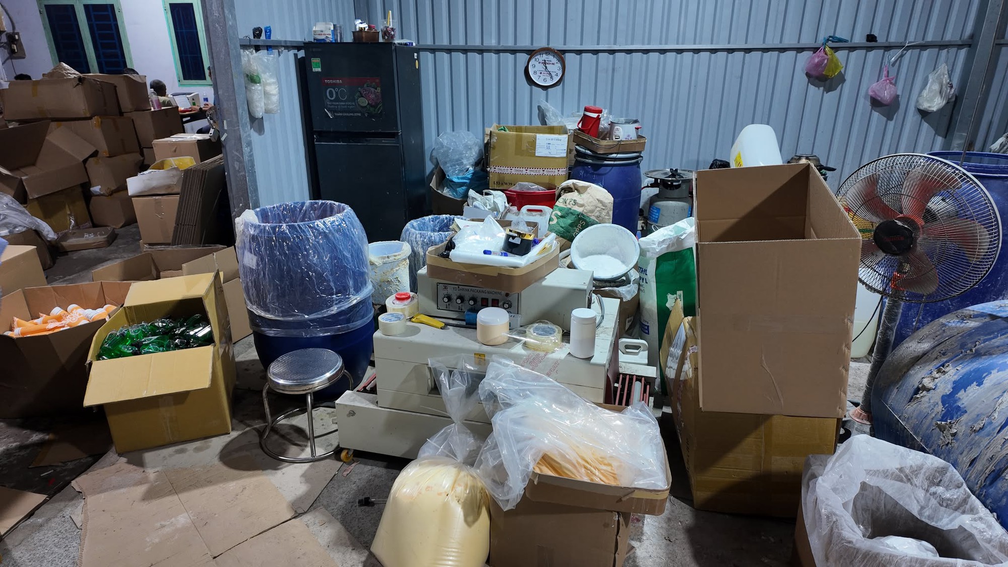 Phá đường dây sản xuất, buôn bán mỹ phẩm giả nhãn hiệu Vichy, My Gold Korea Red Ginseng quy mô lớn tại TP.HCM - Ảnh 7. Phá đường dây sản xuất, buôn bán mỹ phẩm giả nhãn hiệu Vichy, My Gold Korea Red Ginseng quy mô lớn tại TP.HCM - Ảnh 7.