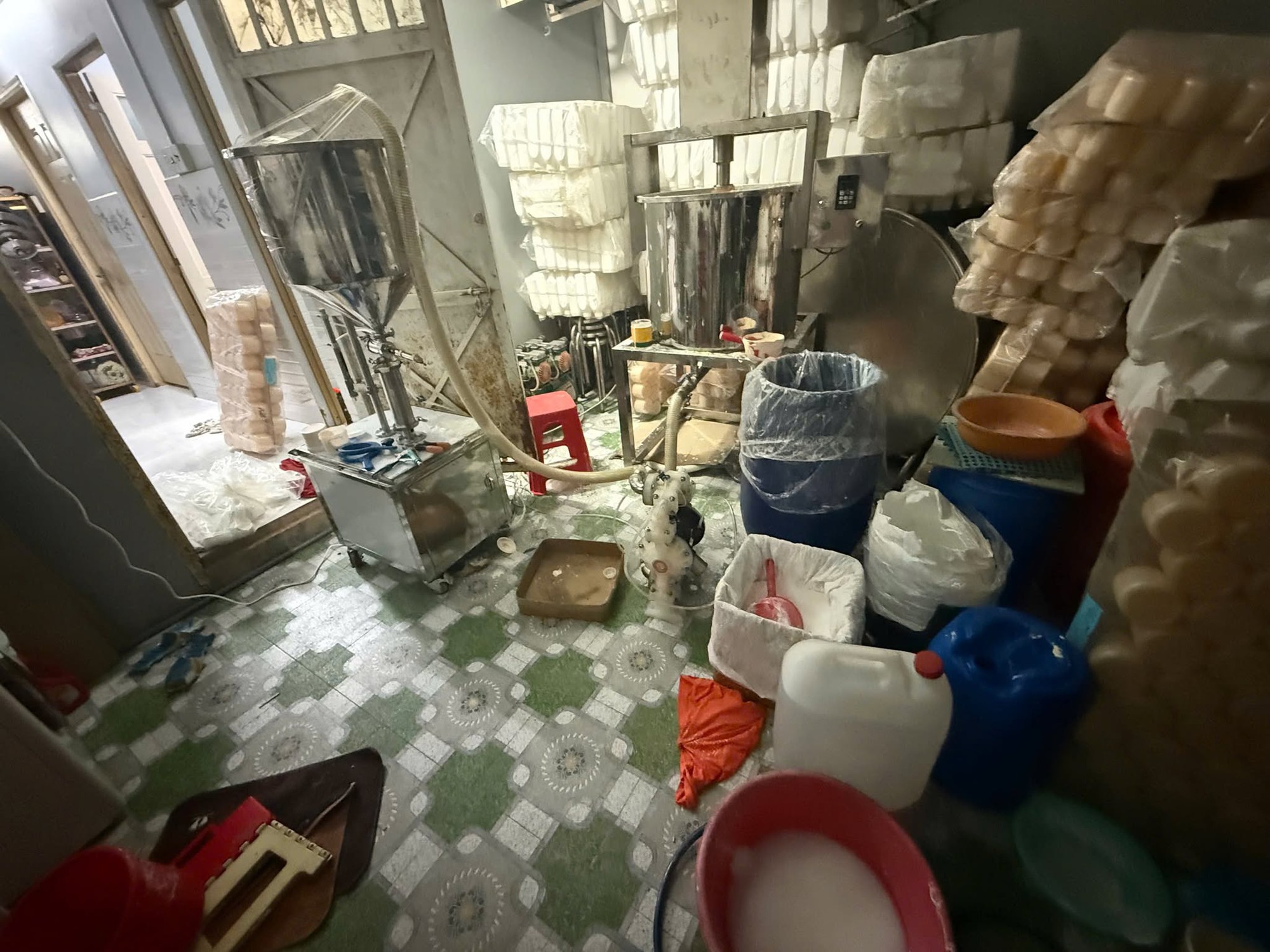 Phá đường dây sản xuất, buôn bán mỹ phẩm giả nhãn hiệu Vichy, My Gold Korea Red Ginseng quy mô lớn tại TP.HCM - Ảnh 6. Phá đường dây sản xuất, buôn bán mỹ phẩm giả nhãn hiệu Vichy, My Gold Korea Red Ginseng quy mô lớn tại TP.HCM - Ảnh 6.