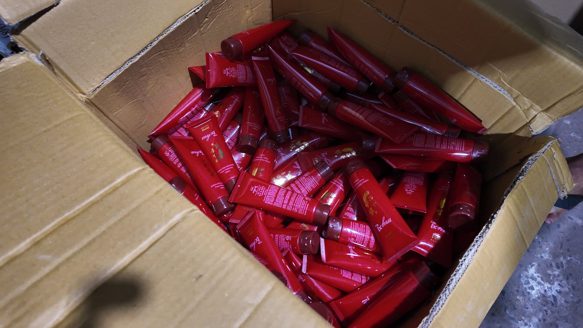 Phá đường dây sản xuất, buôn bán mỹ phẩm giả nhãn hiệu Vichy, My Gold Korea Red Ginseng quy mô lớn tại TP.HCM - Ảnh 3. Phá đường dây sản xuất, buôn bán mỹ phẩm giả nhãn hiệu Vichy, My Gold Korea Red Ginseng quy mô lớn tại TP.HCM - Ảnh 3.