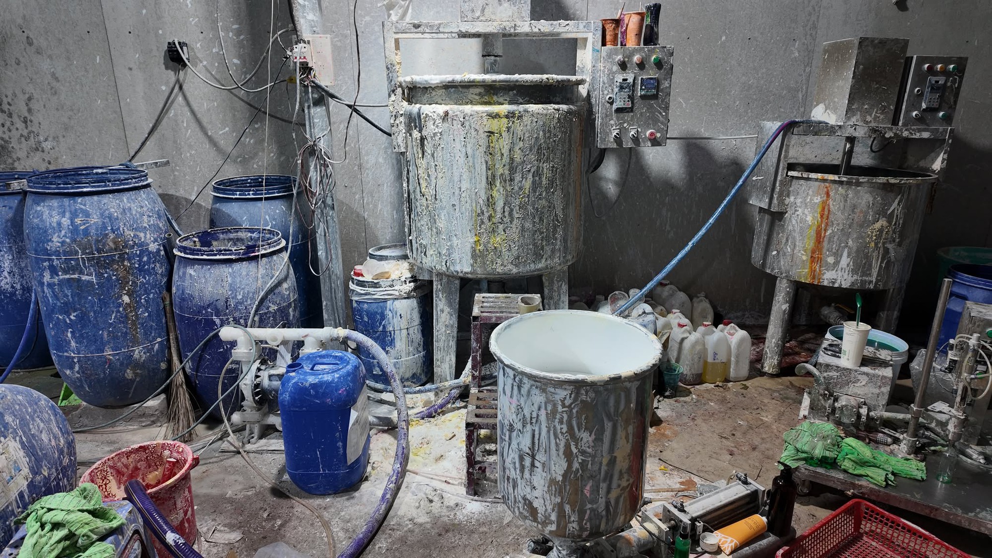 Phá đường dây sản xuất, buôn bán mỹ phẩm giả nhãn hiệu Vichy, My Gold Korea Red Ginseng quy mô lớn tại TP.HCM - Ảnh 5. Phá đường dây sản xuất, buôn bán mỹ phẩm giả nhãn hiệu Vichy, My Gold Korea Red Ginseng quy mô lớn tại TP.HCM - Ảnh 5.