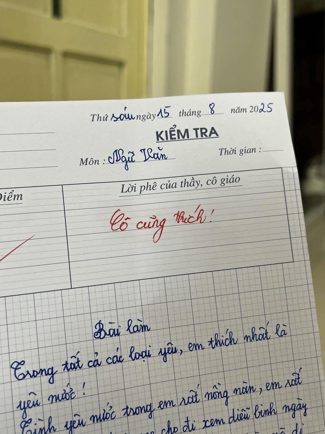 Học sinh viết văn "Trong tất cả những loại YÊU, em yêu nhất là..." - Cô giáo khen hết lời: "Cô cũng thế" - Ảnh 1. Học sinh viết văn "Trong tất cả những loại YÊU, em yêu nhất là..." - Cô giáo khen hết lời: "Cô cũng thế" - Ảnh 1.