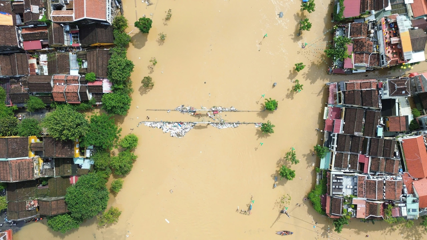 Không thể nhận ra Hội An sau trận lũ dữ - Ảnh 3. Không thể nhận ra Hội An sau trận lũ dữ - Ảnh 3.