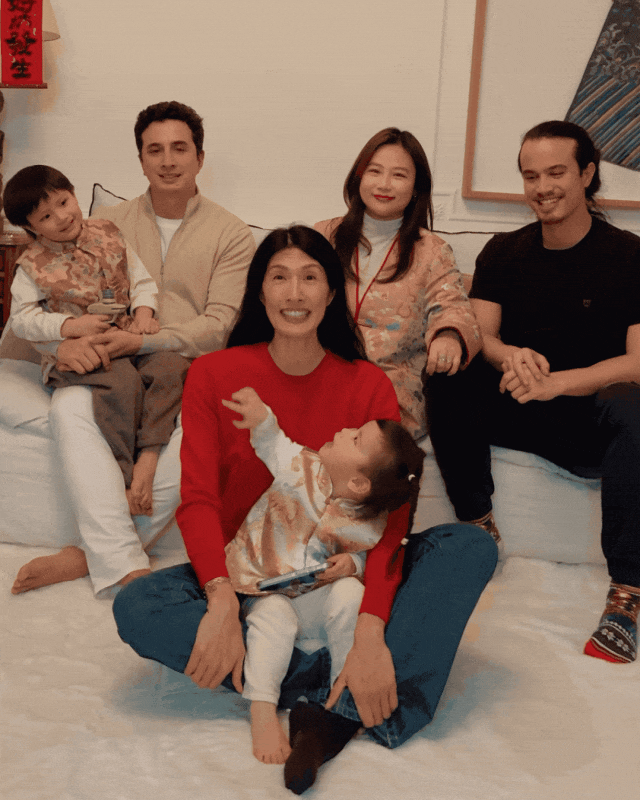 "Nàng dâu nhà Givenchy" phiên bản trung niên mới: 52 tuổi "khởi động" lại đời mình và bùng nổ thành siêu mẫu hạng A - Ảnh 10. "Nàng dâu nhà Givenchy" phiên bản trung niên mới: 52 tuổi "khởi động" lại đời mình và bùng nổ thành siêu mẫu hạng A - Ảnh 10.