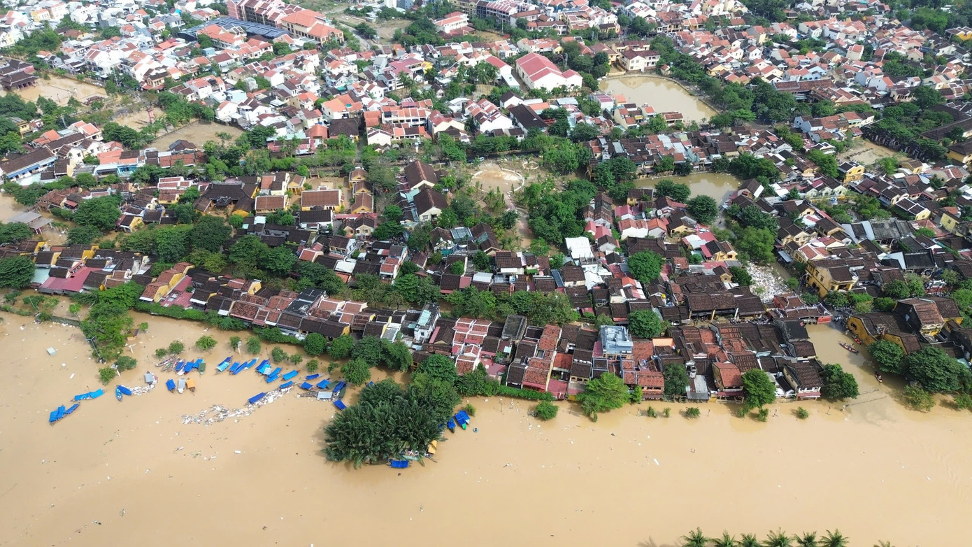 Không thể nhận ra Hội An sau trận lũ dữ - Ảnh 5. Không thể nhận ra Hội An sau trận lũ dữ - Ảnh 5.