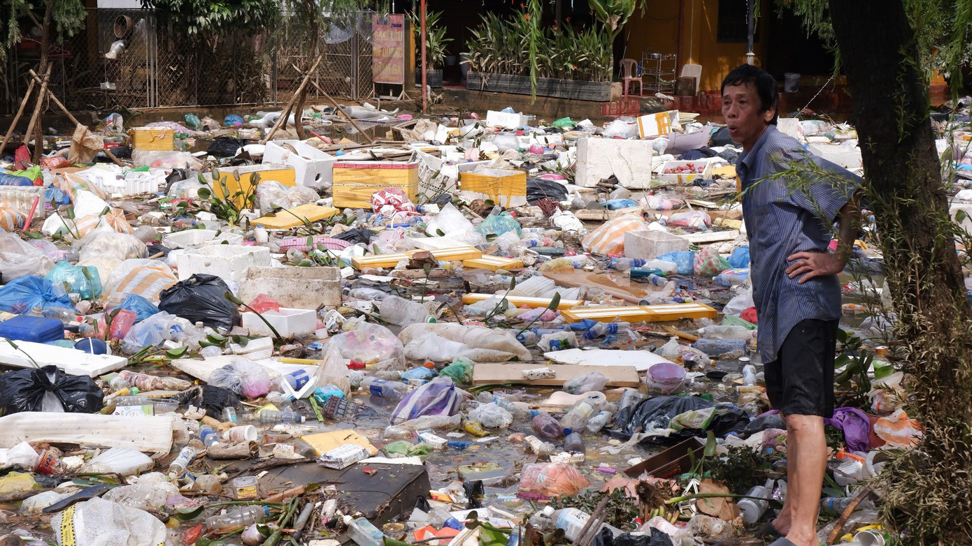 Không thể nhận ra Hội An sau trận lũ dữ - Ảnh 12. Không thể nhận ra Hội An sau trận lũ dữ - Ảnh 12.