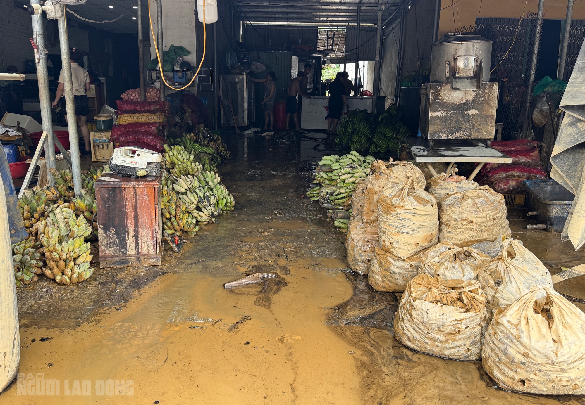 Hình ảnh tan hoang sau lũ lịch sử ở Đà Nẵng, nhiều hộ kinh doanh trắng tay - Ảnh 2. Hình ảnh tan hoang sau lũ lịch sử ở Đà Nẵng, nhiều hộ kinh doanh trắng tay - Ảnh 1.