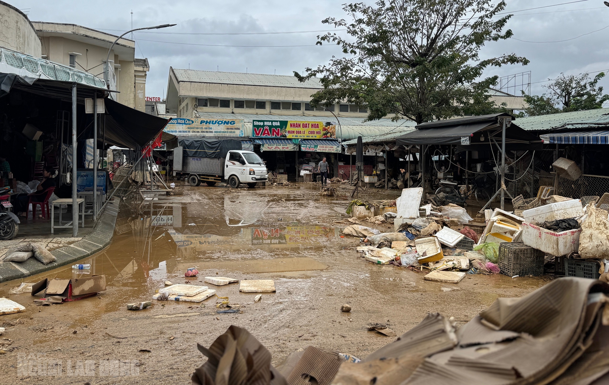 Hình ảnh tan hoang sau lũ lịch sử ở Đà Nẵng, nhiều hộ kinh doanh trắng tay - Ảnh 3. Hình ảnh tan hoang sau lũ lịch sử ở Đà Nẵng, nhiều hộ kinh doanh trắng tay - Ảnh 2.