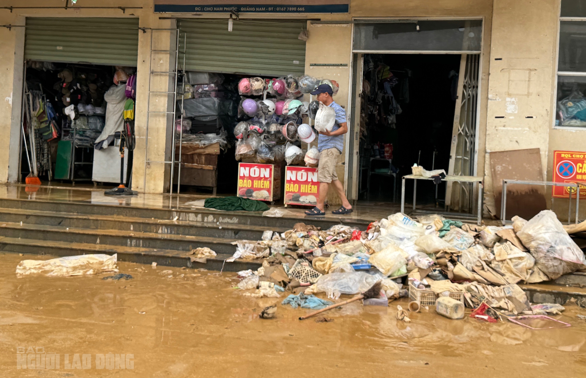 Hình ảnh tan hoang sau lũ lịch sử ở Đà Nẵng, nhiều hộ kinh doanh trắng tay - Ảnh 4. Hình ảnh tan hoang sau lũ lịch sử ở Đà Nẵng, nhiều hộ kinh doanh trắng tay - Ảnh 3.