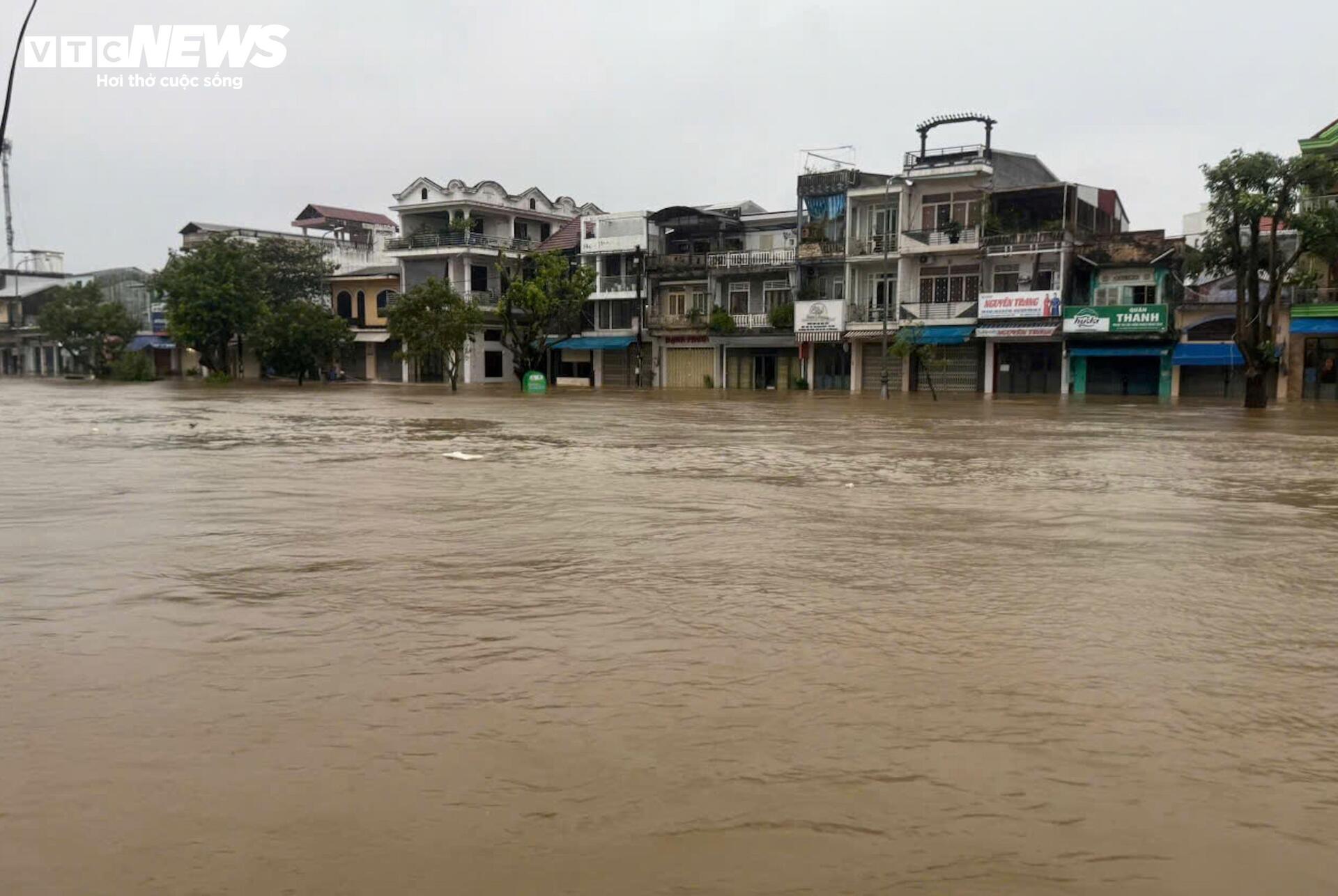 TP Huế hoang tàn, bị rác và bùn bủa vây sau trận 'đại hồng thuỷ' - Ảnh 3. TP Huế hoang tàn, bị rác và bùn bủa vây sau trận 'đại hồng thuỷ' - Ảnh 3.