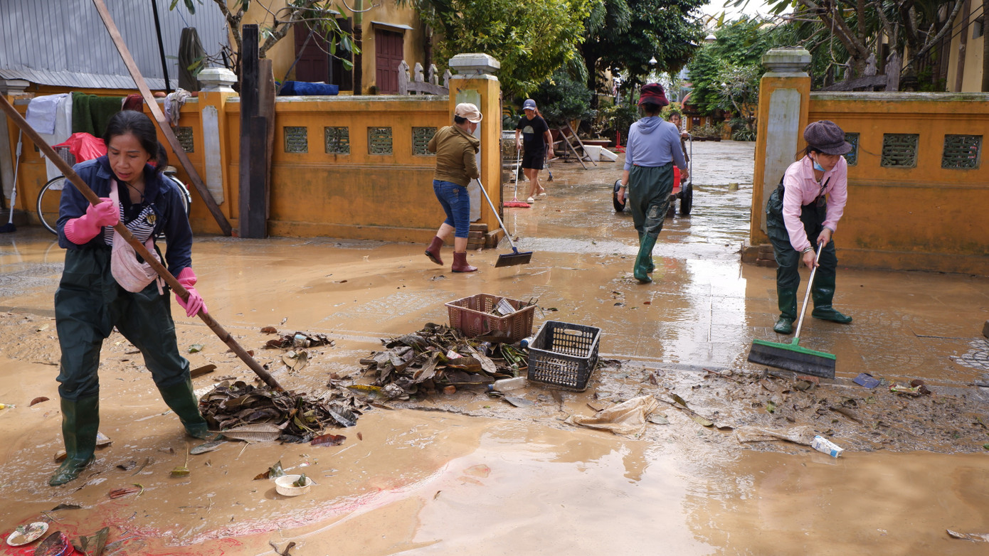 Không thể nhận ra Hội An sau trận lũ dữ - Ảnh 7. Không thể nhận ra Hội An sau trận lũ dữ - Ảnh 7.