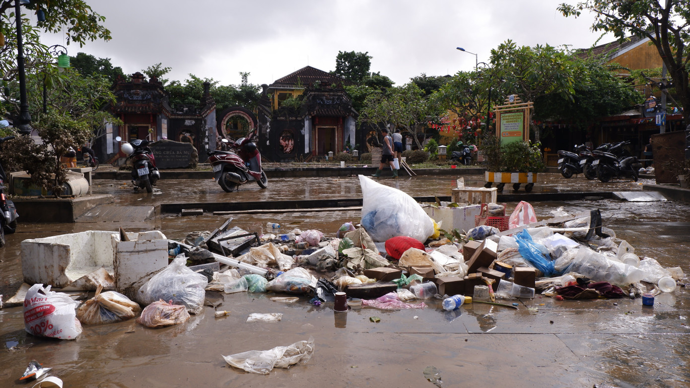 Không thể nhận ra Hội An sau trận lũ dữ - Ảnh 9. Không thể nhận ra Hội An sau trận lũ dữ - Ảnh 9.