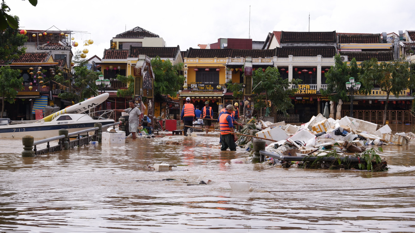 Không thể nhận ra Hội An sau trận lũ dữ - Ảnh 2. Không thể nhận ra Hội An sau trận lũ dữ - Ảnh 2.