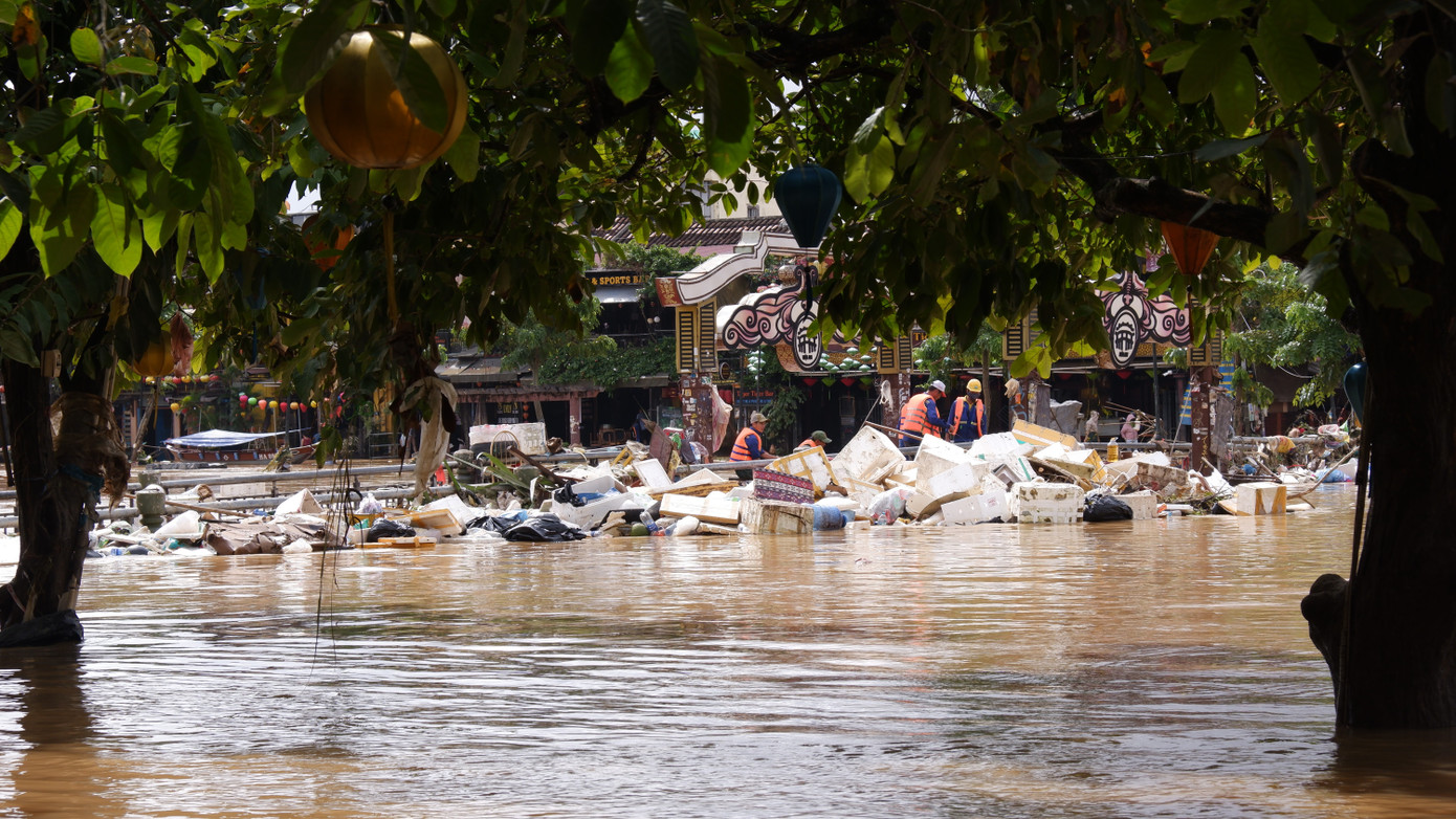Không thể nhận ra Hội An sau trận lũ dữ - Ảnh 4. Không thể nhận ra Hội An sau trận lũ dữ - Ảnh 4.