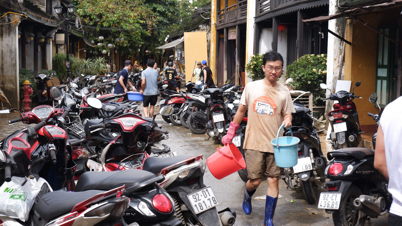 Không thể nhận ra Hội An sau trận lũ dữ - Ảnh 13. Không thể nhận ra Hội An sau trận lũ dữ - Ảnh 13.