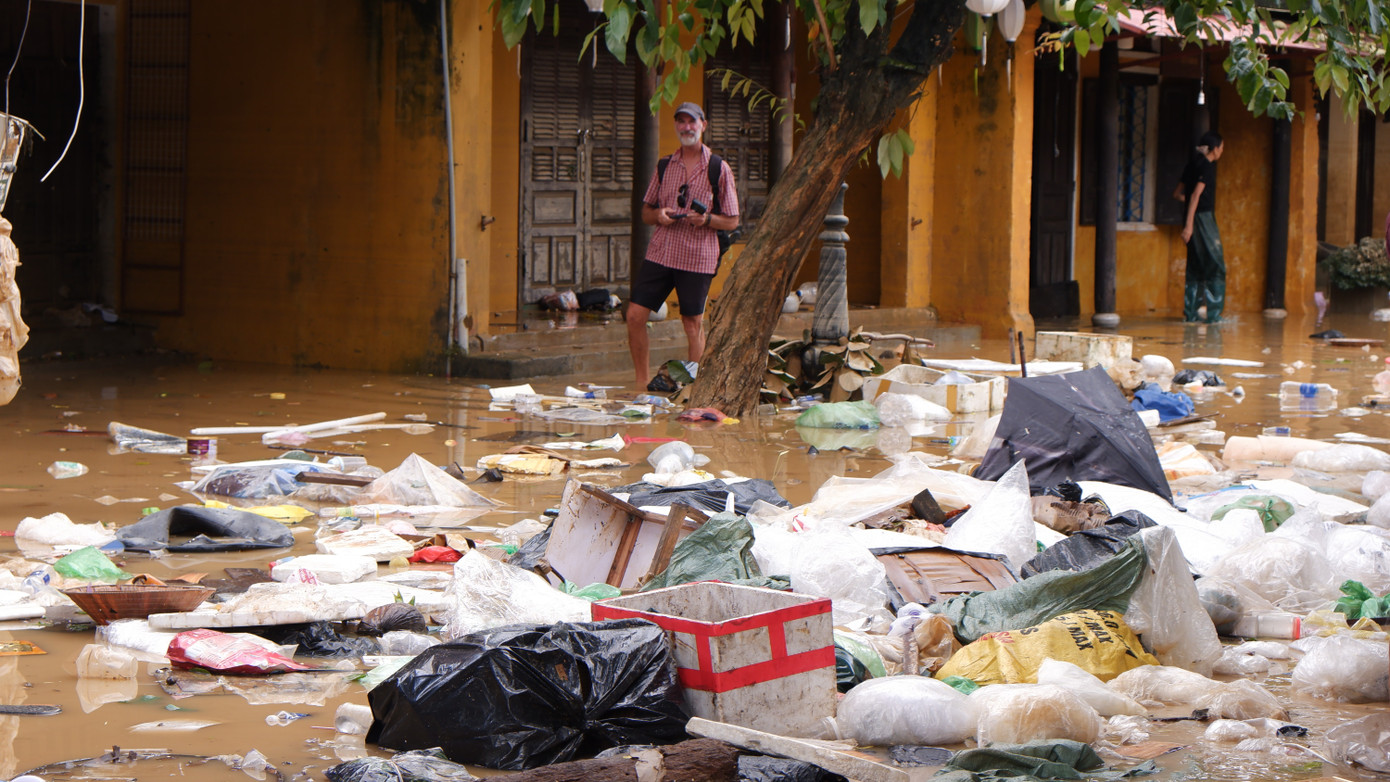 Không thể nhận ra Hội An sau trận lũ dữ - Ảnh 17. Không thể nhận ra Hội An sau trận lũ dữ - Ảnh 17.