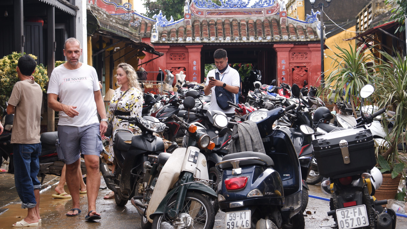 Không thể nhận ra Hội An sau trận lũ dữ - Ảnh 14. Không thể nhận ra Hội An sau trận lũ dữ - Ảnh 14.