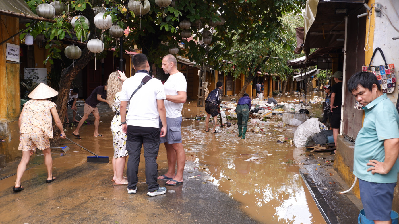Không thể nhận ra Hội An sau trận lũ dữ - Ảnh 15. Không thể nhận ra Hội An sau trận lũ dữ - Ảnh 15.