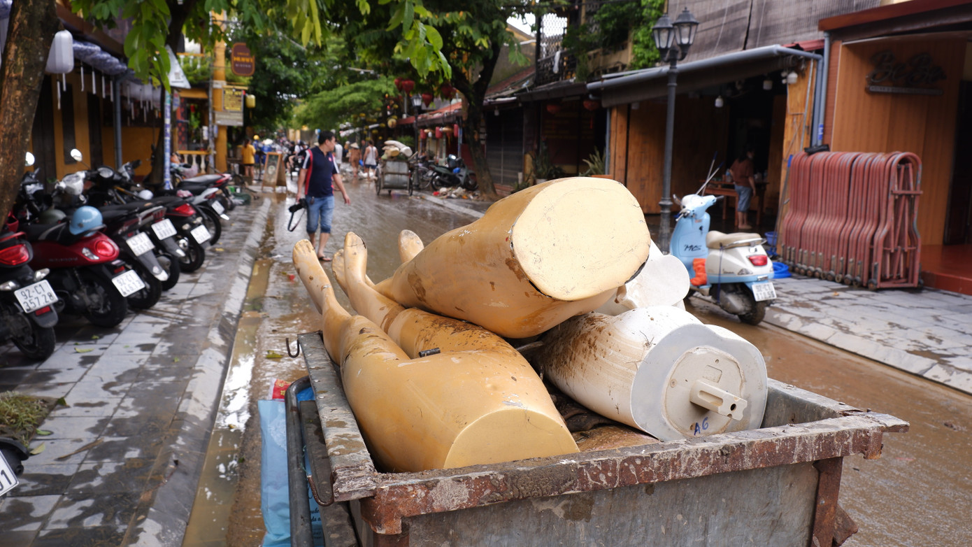 Không thể nhận ra Hội An sau trận lũ dữ - Ảnh 16. Không thể nhận ra Hội An sau trận lũ dữ - Ảnh 16.