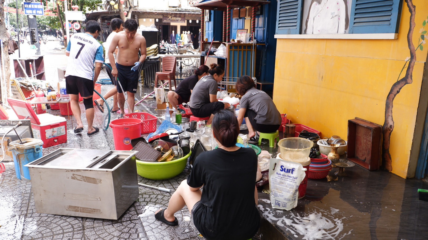 Không thể nhận ra Hội An sau trận lũ dữ - Ảnh 10. Không thể nhận ra Hội An sau trận lũ dữ - Ảnh 10.
