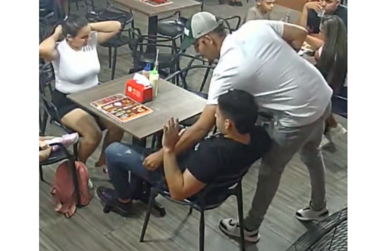 Clip sốc: Nam ca sĩ cùng thực khách bị dí súng, cướp sạch tài sản giữa nhà hàng - Ảnh 2. Clip sốc: Nam ca sĩ cùng thực khách bị dí súng, cướp sạch tài sản giữa nhà hàng - Ảnh 2.