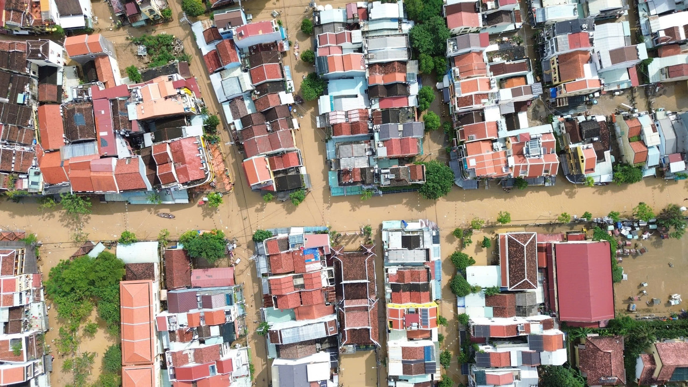 Không thể nhận ra Hội An sau trận lũ dữ - Ảnh 6. Không thể nhận ra Hội An sau trận lũ dữ - Ảnh 6.