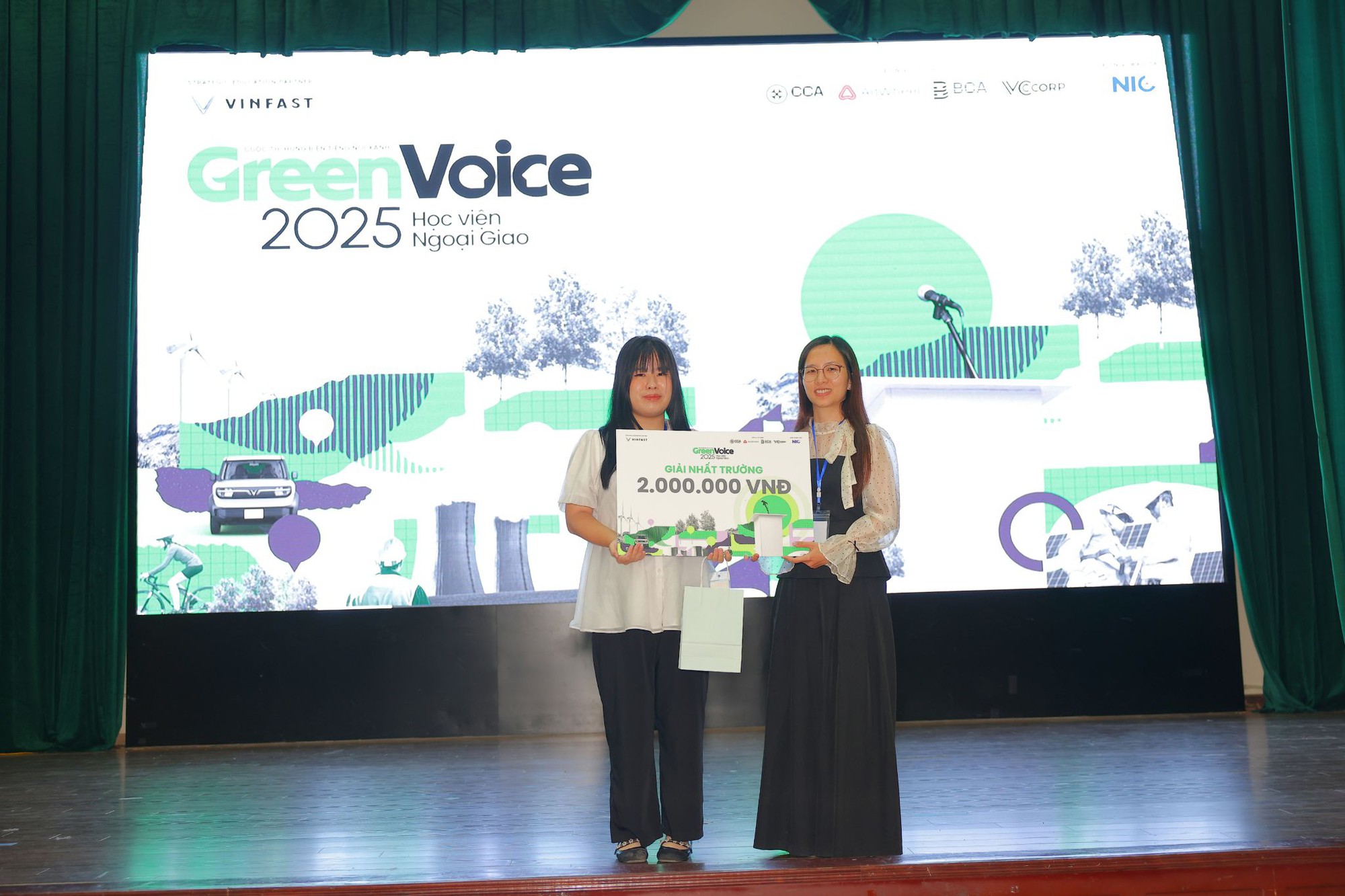Cuộc thi hùng biện Green Voices có thí sinh đầu tiên vào chung kết: Chiến thắng nhờ thông điệp ‘sạc lại tư duy hội nhập’ - Ảnh 3. Cuộc thi hùng biện Green Voices có thí sinh đầu tiên vào chung kết: Chiến thắng nhờ thông điệp ‘sạc lại tư duy hội nhập’ - Ảnh 3.