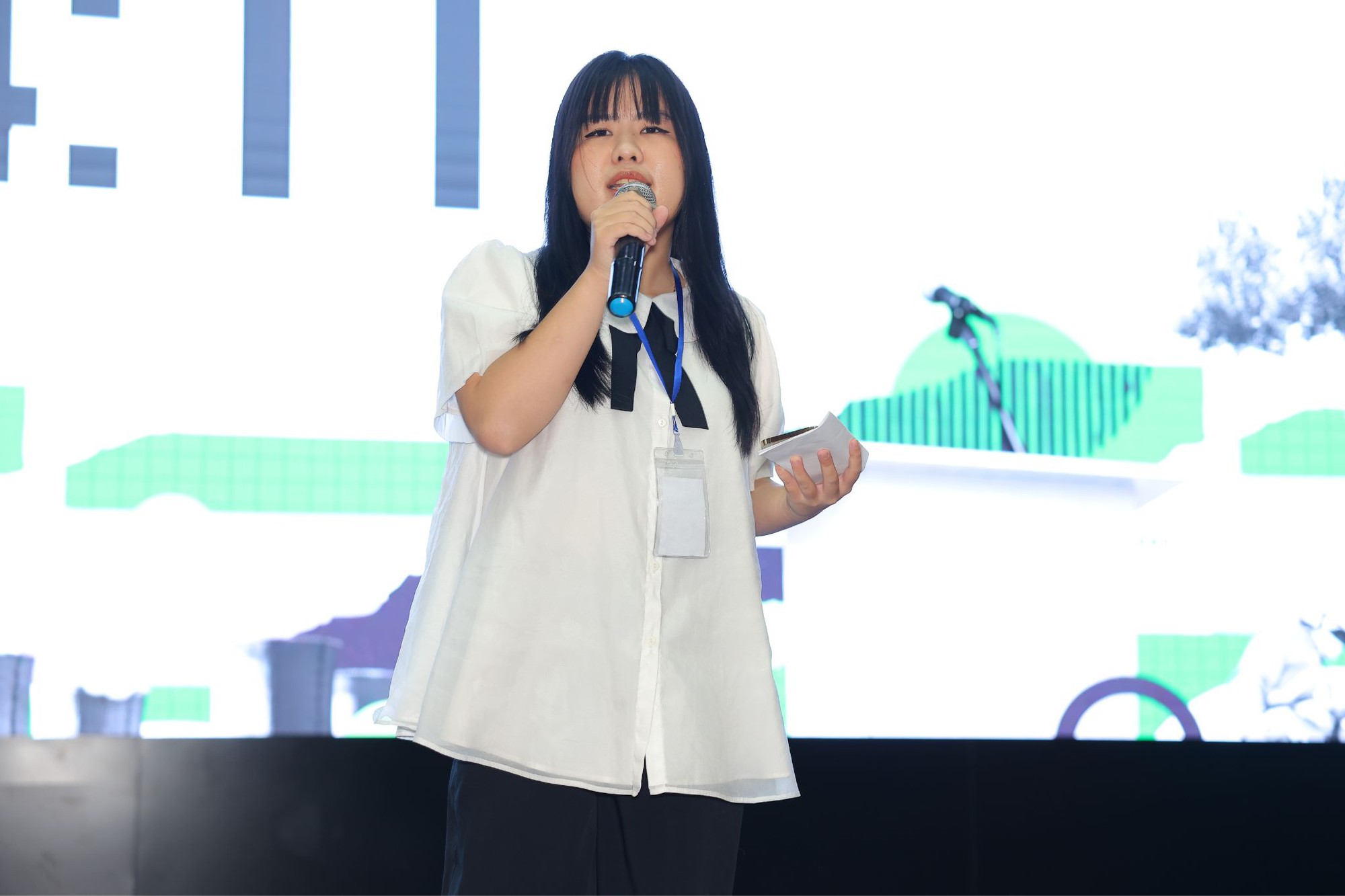 Cuộc thi hùng biện Green Voices có thí sinh đầu tiên vào chung kết: Chiến thắng nhờ thông điệp ‘sạc lại tư duy hội nhập’ - Ảnh 10. Cuộc thi hùng biện Green Voices có thí sinh đầu tiên vào chung kết: Chiến thắng nhờ thông điệp ‘sạc lại tư duy hội nhập’ - Ảnh 10.