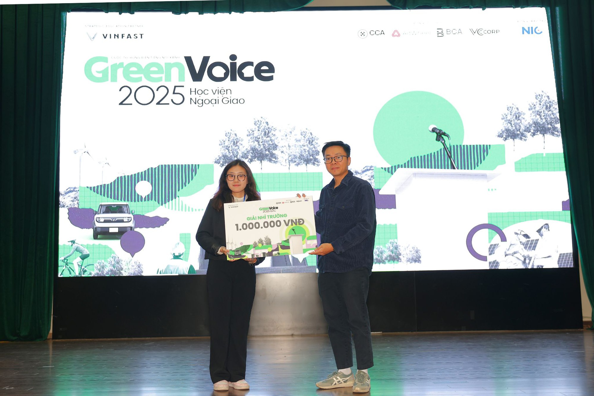 Cuộc thi hùng biện Green Voices có thí sinh đầu tiên vào chung kết: Chiến thắng nhờ thông điệp ‘sạc lại tư duy hội nhập’ - Ảnh 5. Cuộc thi hùng biện Green Voices có thí sinh đầu tiên vào chung kết: Chiến thắng nhờ thông điệp ‘sạc lại tư duy hội nhập’ - Ảnh 5.