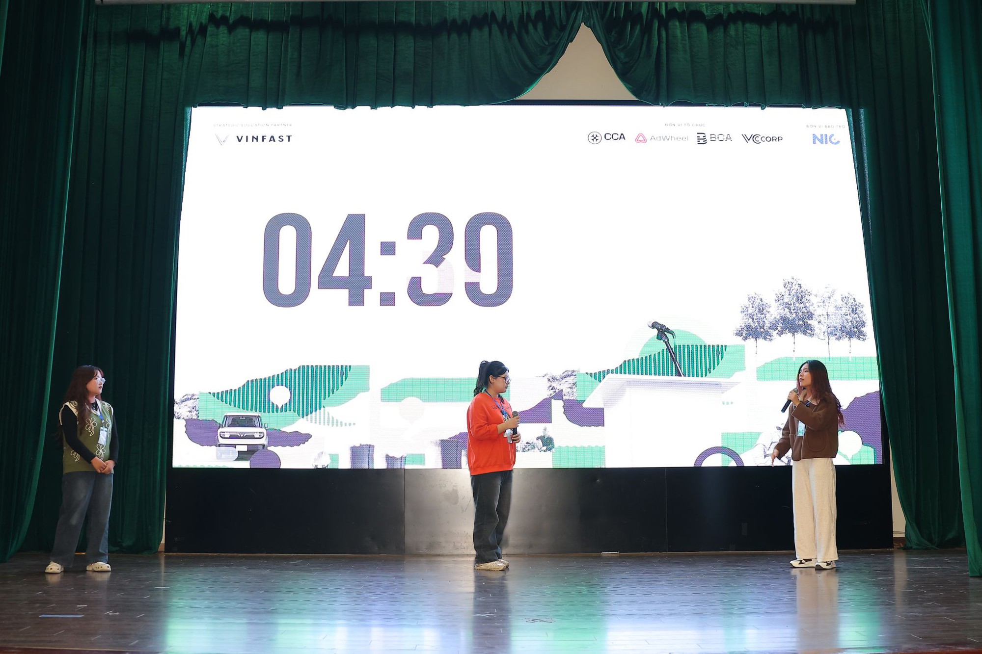 Cuộc thi hùng biện Green Voices có thí sinh đầu tiên vào chung kết: Chiến thắng nhờ thông điệp ‘sạc lại tư duy hội nhập’ - Ảnh 12. Cuộc thi hùng biện Green Voices có thí sinh đầu tiên vào chung kết: Chiến thắng nhờ thông điệp ‘sạc lại tư duy hội nhập’ - Ảnh 12.