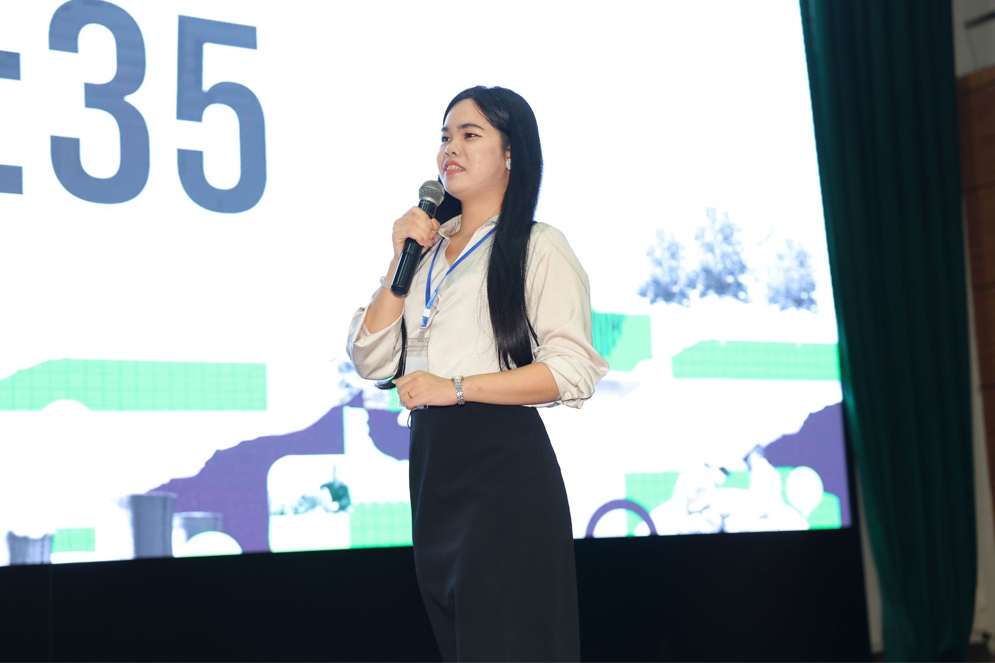 Cuộc thi hùng biện Green Voices có thí sinh đầu tiên vào chung kết: Chiến thắng nhờ thông điệp ‘sạc lại tư duy hội nhập’ - Ảnh 11. Cuộc thi hùng biện Green Voices có thí sinh đầu tiên vào chung kết: Chiến thắng nhờ thông điệp ‘sạc lại tư duy hội nhập’ - Ảnh 11.