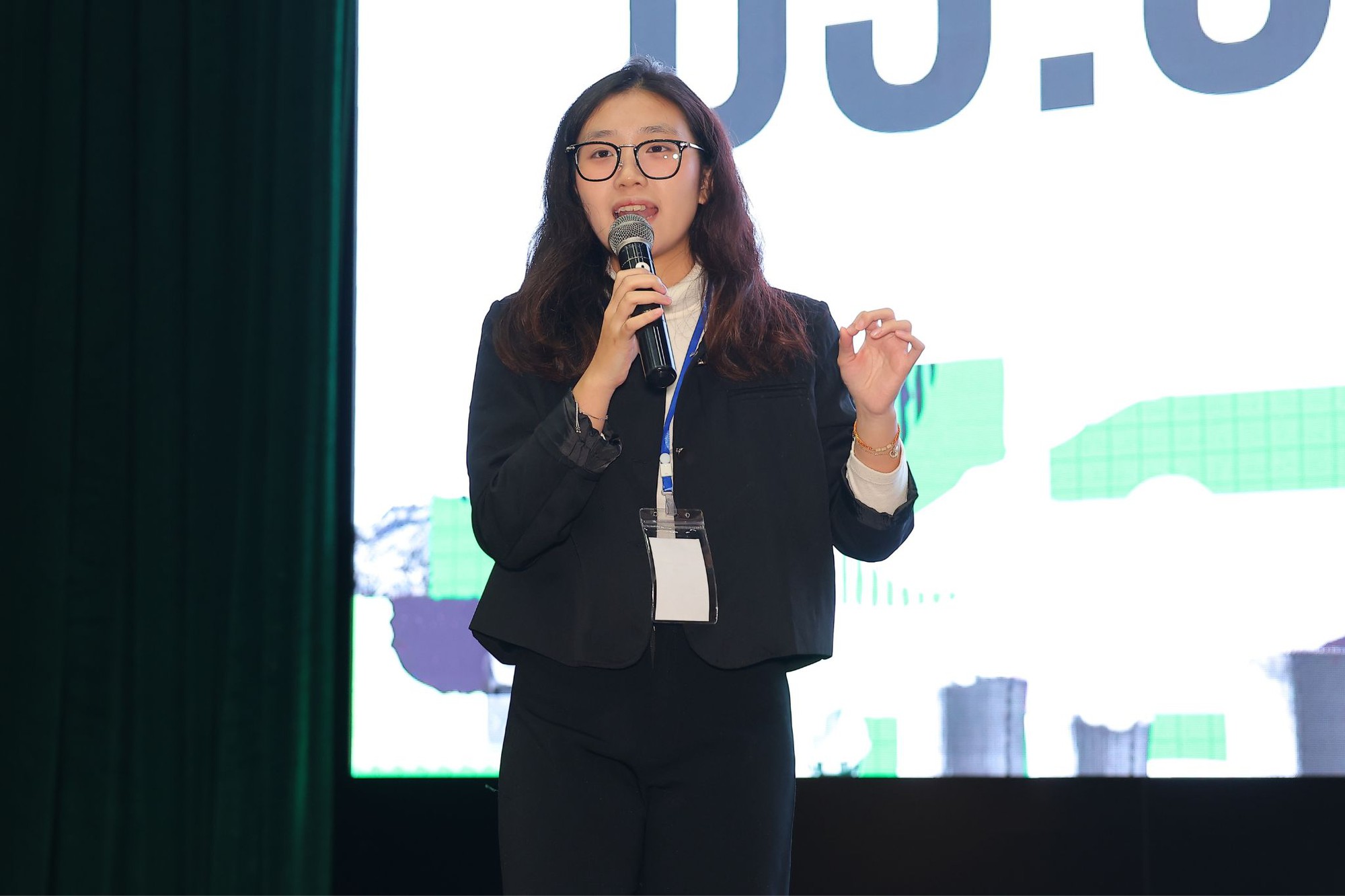 Cuộc thi hùng biện Green Voices có thí sinh đầu tiên vào chung kết: Chiến thắng nhờ thông điệp ‘sạc lại tư duy hội nhập’ - Ảnh 15. Cuộc thi hùng biện Green Voices có thí sinh đầu tiên vào chung kết: Chiến thắng nhờ thông điệp ‘sạc lại tư duy hội nhập’ - Ảnh 15.