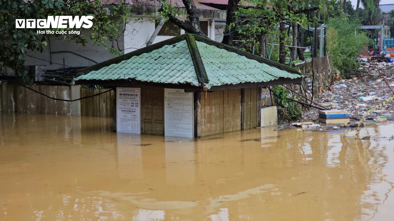 TP Huế hoang tàn, bị rác và bùn bủa vây sau trận 'đại hồng thuỷ' - Ảnh 2. TP Huế hoang tàn, bị rác và bùn bủa vây sau trận 'đại hồng thuỷ' - Ảnh 2.