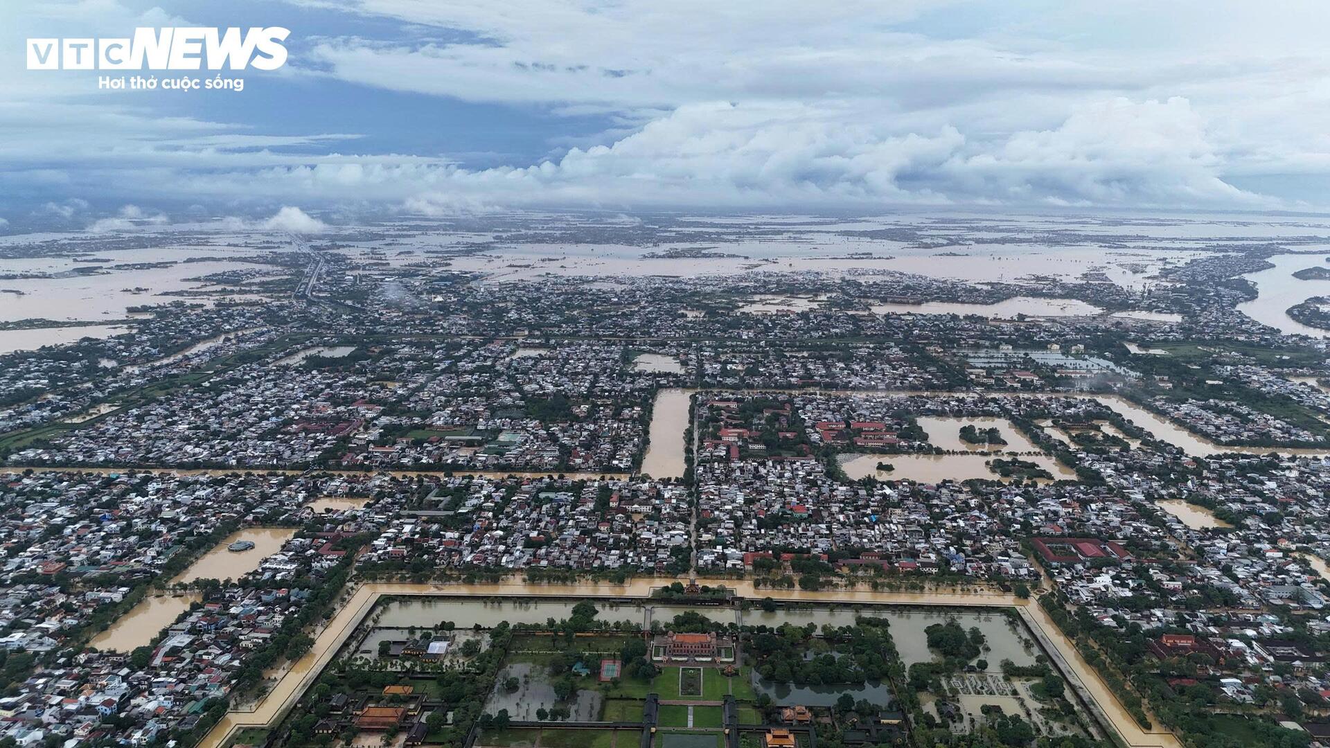 TP Huế hoang tàn, bị rác và bùn bủa vây sau trận 'đại hồng thuỷ' - Ảnh 1. TP Huế hoang tàn, bị rác và bùn bủa vây sau trận 'đại hồng thuỷ' - Ảnh 1.