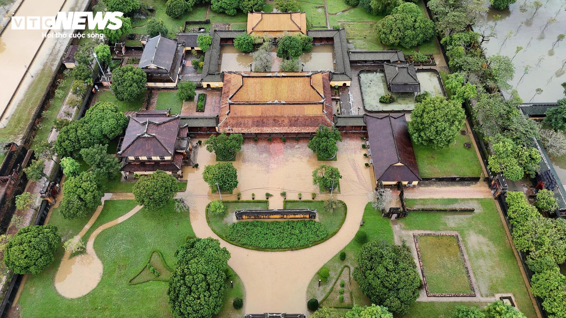 TP Huế hoang tàn, bị rác và bùn bủa vây sau trận 'đại hồng thuỷ' - Ảnh 10. TP Huế hoang tàn, bị rác và bùn bủa vây sau trận 'đại hồng thuỷ' - Ảnh 10.