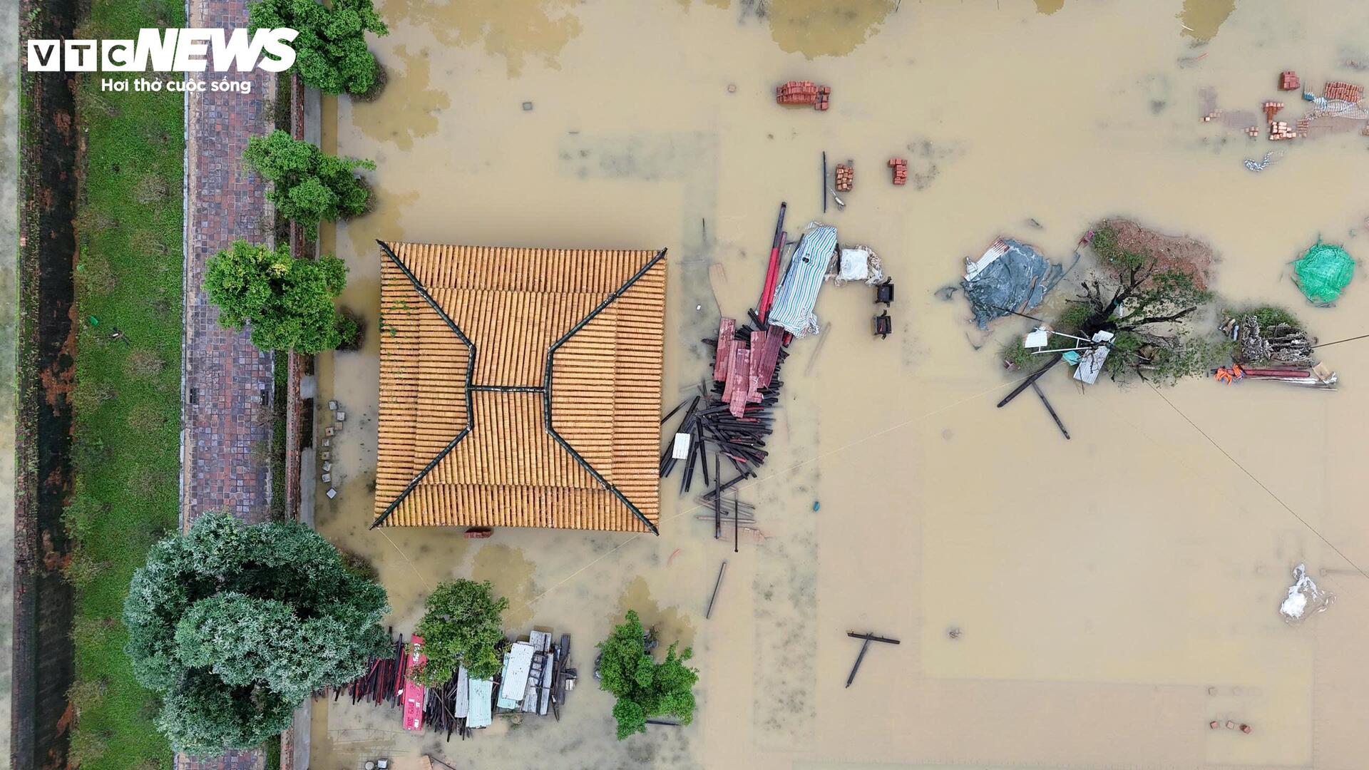 TP Huế hoang tàn, bị rác và bùn bủa vây sau trận 'đại hồng thuỷ' - Ảnh 14. TP Huế hoang tàn, bị rác và bùn bủa vây sau trận 'đại hồng thuỷ' - Ảnh 14.