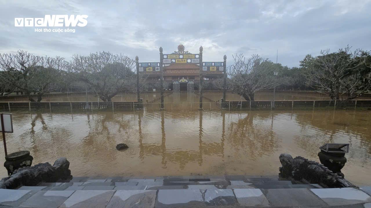 TP Huế hoang tàn, bị rác và bùn bủa vây sau trận 'đại hồng thuỷ' - Ảnh 11. TP Huế hoang tàn, bị rác và bùn bủa vây sau trận 'đại hồng thuỷ' - Ảnh 11.