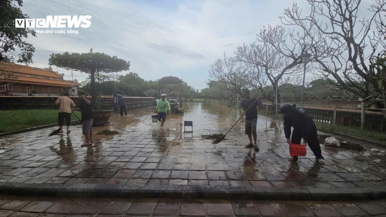 TP Huế hoang tàn, bị rác và bùn bủa vây sau trận 'đại hồng thuỷ' - Ảnh 13. TP Huế hoang tàn, bị rác và bùn bủa vây sau trận 'đại hồng thuỷ' - Ảnh 13.