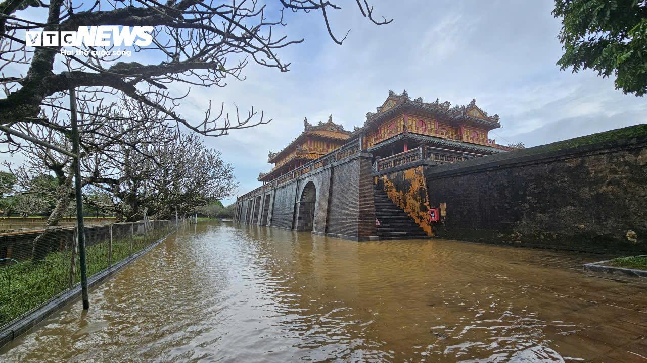TP Huế hoang tàn, bị rác và bùn bủa vây sau trận 'đại hồng thuỷ' - Ảnh 12. TP Huế hoang tàn, bị rác và bùn bủa vây sau trận 'đại hồng thuỷ' - Ảnh 12.
