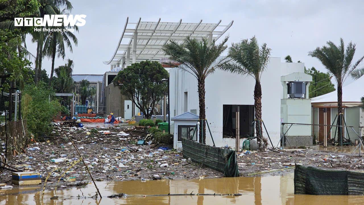 TP Huế hoang tàn, bị rác và bùn bủa vây sau trận 'đại hồng thuỷ' - Ảnh 6. TP Huế hoang tàn, bị rác và bùn bủa vây sau trận 'đại hồng thuỷ' - Ảnh 6.